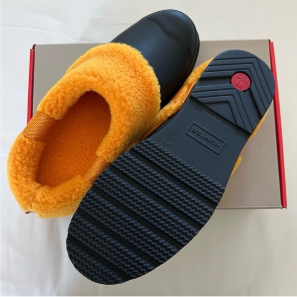 HUNTER Play Insulated Clogs NWB
Woman's Size 6 Black & Orange - Picture 5 of 6